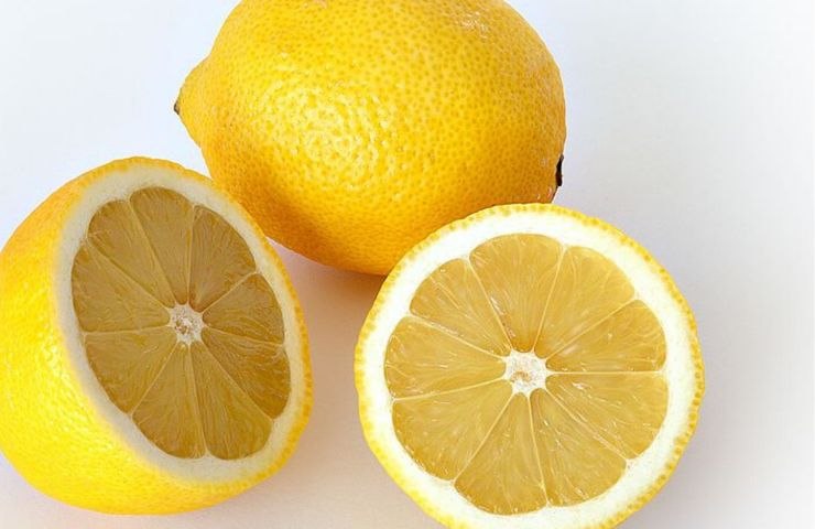 pulizia bagno limone