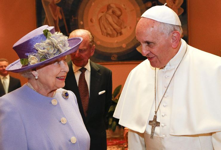 La regina Elisabetta ed il Papa sono due capi di stato 